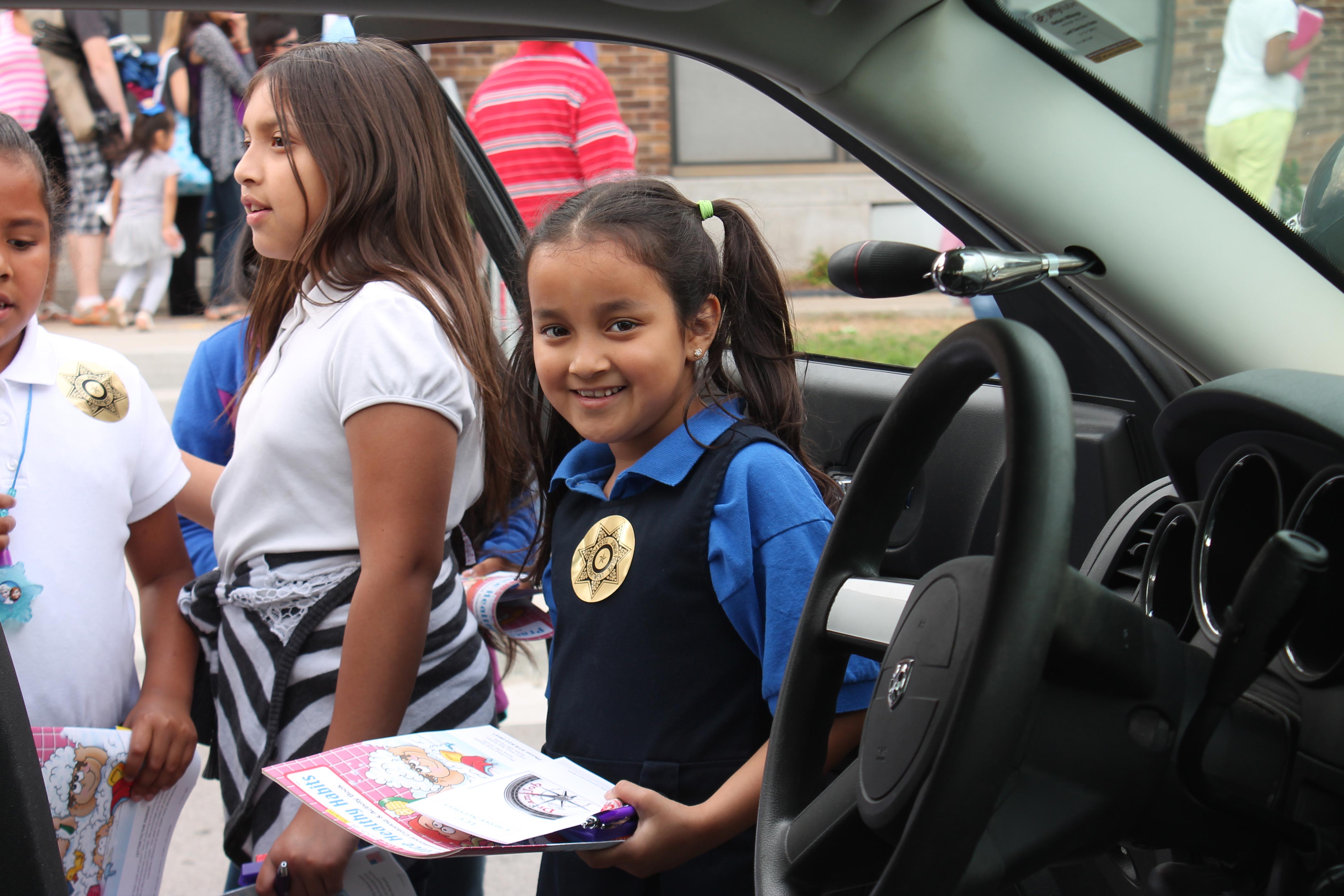 Little-hispanic-girl-in-a-police-car